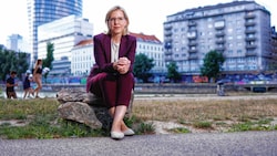 Am Wiener Donaukanal, die Ministerin sitzt auf einem Stein. „Der Vertrauensverlust in die Politik macht auch mir Sorgen.“ (Bild: Reinhard Holl)