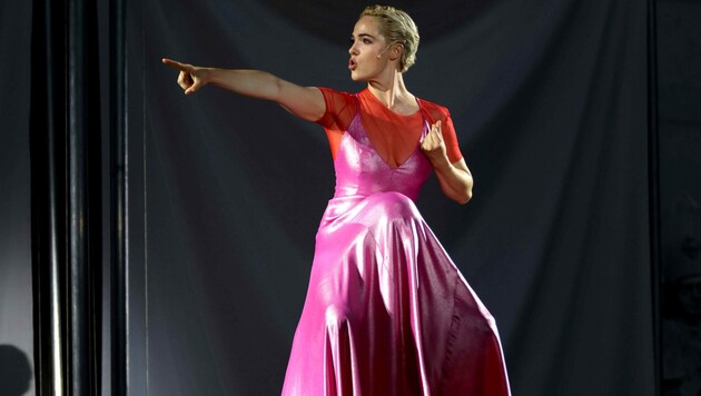 Neben dem roten Anzug wird Altenberger in ihrer Rolle als Buhlschaft erstmals in einem rosafarbenen, seidigen Kleid auftreten. (Bild: Andreas Tröster)