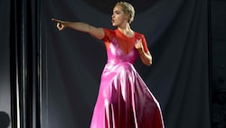 Neben dem roten Anzug wird Altenberger in ihrer Rolle als Buhlschaft erstmals in einem rosafarbenen, seidigen Kleid auftreten. (Bild: Andreas Tröster)