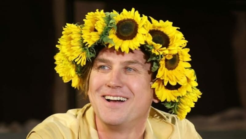 Lars Eidinger trägt auch in diesem Jahr wieder einen Sonnenblumenkranz. (Bild: Andreas Tröster)