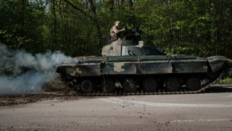 Ein ukrainischer Soldat auf einem Panzer in der Nähe von Slowjansk (Archivbild) (Bild: APA/AFP/Yasuyoshi CHIBA)