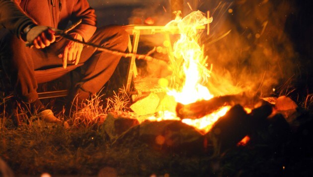 Der Wildcamper hatte sein Lagerfeuer erneut entzündet, nachdem es bereits von der Feuerwehr gelöscht worden war. (Bild: stock.adobe.com/photoschmidt 2019)