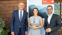 Mattle (li.) und Kolland präsentierten am Samstag in Kramsach Astrid Mair als ÖVP-Spitzenkandidatin im Bezirk Kufstein. (Bild: Tiroler Volkspartei)