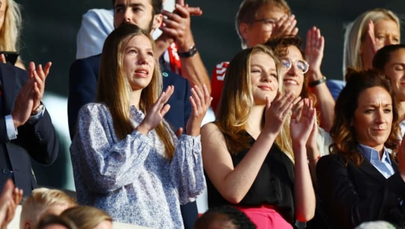 Die beiden Töchter von König Felipe und Königin Letizia im Brentford-Community-Stadion westlich von London (Bild: LISI NIESNER / REUTERS / picturedesk.com)