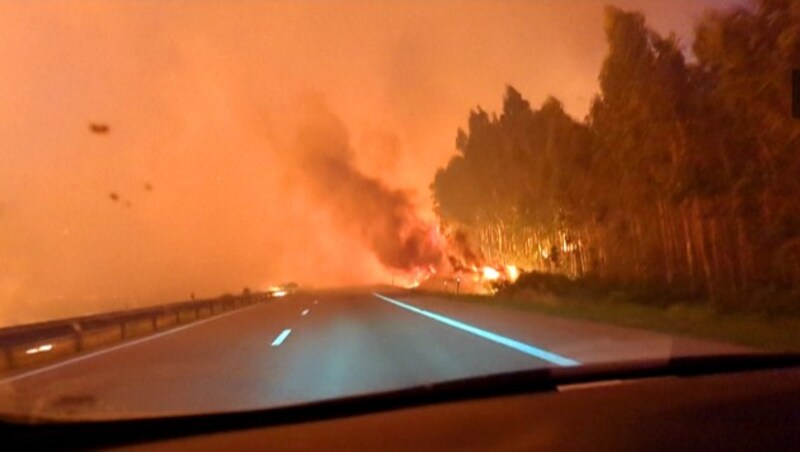 Eine Fahrt auf der Autobahn A1 in Portugal führt direkt durch die Flammen (Bild: AFP/RUI TUKAYANA/RADIO TSF)