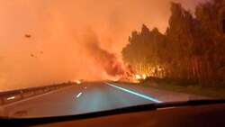Eine Fahrt auf der Autobahn A1 in Portugal führt direkt durch die Flammen (Bild: AFP/RUI TUKAYANA/RADIO TSF)