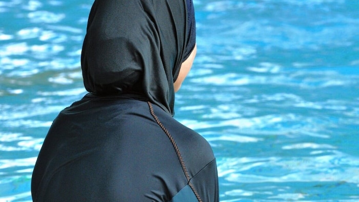 Schwimmen im Jahr 2022: Fast nackt und ganz verhüllt.