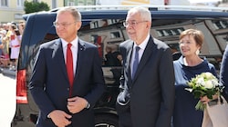 Am Samstag wurden Bundespräsident Alexander Van der Bellen samt Gattin und LH Thomas Stelzer in Eferding nicht nur freundlich empfangen – es gab eine laute Störaktion. (Bild: Andreas Maringer/eventfoto.at)