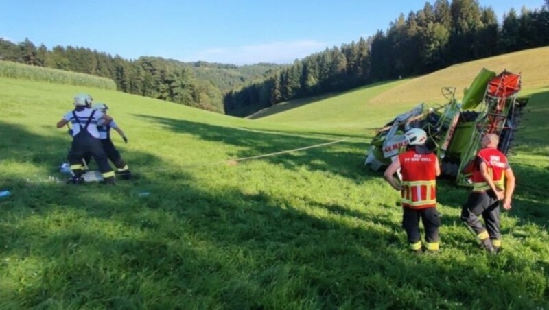 Die Feuerwehr stellt den Traktor auf der Wiese in Tragwein wieder aus (Bild: FF Bad Zell)