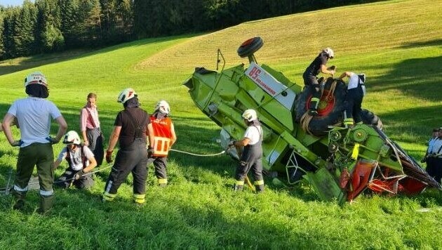 Der Mähdrescher wurde völlig demoliert (Bild: FF Bad Zell)