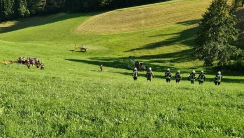 Der Rettungshelikopter landete in der Nähe des Unfallorts in Tragwein und brachte den Landwirt ins Spital (Bild: FF Bad Zell)