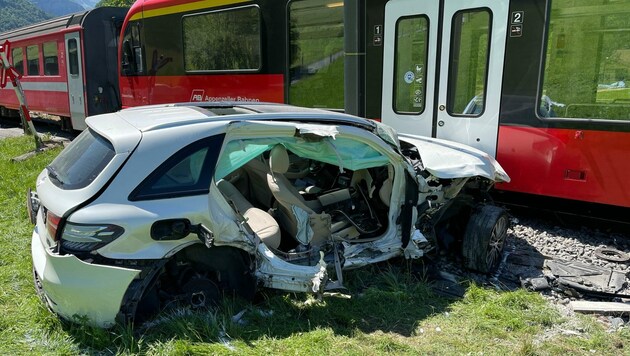Der Mercedes-SUV wurde auf der Beifahrerseite vom Zug erfasst und neben die Bahntrasse geschleudert. (Bild: KAPO Appenzell Innerrhoden)