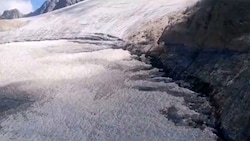 Erste Luftaufnahmen zeigen, dass die Gletscherspalte, die sich gebildet hat, etwa 200 Meter lang und bis zu 25 Meter breit ist. (Bild: Provincia Trento)
