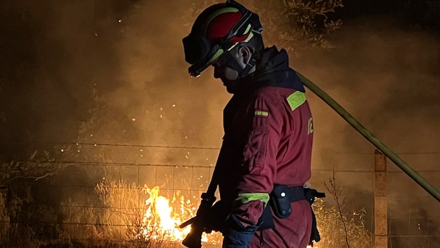 Viele Feuerwehrleute arbeiten bis zur Erschöpfung. (Bild: AP)