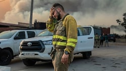 Trauer bei den Kameraden im spanischen Losacio, nachdem ein Feuerwehrmann seinen Einsatz gegen die Waldbrände mit dem Leben bezahlt hatte (Bild: AP)