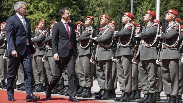 Bundeskanzler Karl Nehammer (ÖVP) und der slowakische Ministerpräsident Eduard Heger beim Empfang mit militärischen Ehren am Ballhausplatz (Bild: APA/TOBIAS STEINMAURER)