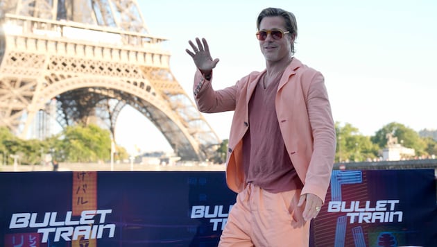 Brad Pitt beim Fototermin in Paris im lässigen Sommeranzug. (Bild: Christophe Ena / AP / picturedesk.com)