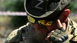 Ein Kämpfer trägt das „Z“, das Zeichen der russischen Truppen in Sjewjerodonezk in Luhansk. An der Einnahme des Gebiets waren Wagner-Söldner maßgeblich beteiligt. (Bild: APA/AFP/Olga MALTSEVA)