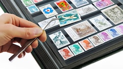Leidenschaftlich sammelte er Briefmarken. Im Hintergrund verjuxte H. jedoch neben seinen Schätzen auch das Geld anderer. (Bild: stock.adobe.com/© Pierre Brumder)