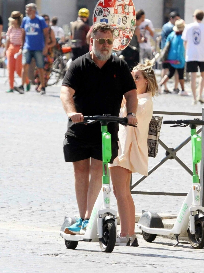 Russell Crowe fährt Scooter am Petersplatz in Rom. (Bild: www.photopress.at)