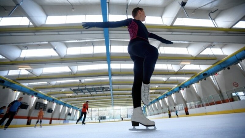 Kühl ist es auch in der Stadthalle. Jeden Dienstag kann man eislaufen. (Bild: APA/Georg Hochmuth)