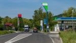 Im Nachbarland Slowenien wird man ab Dienstag billiger tanken können. (Bild: stock.adobe.com/ Bruno Coelho)