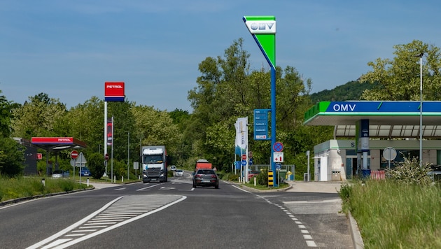 Im Nachbarland Slowenien wird man ab Dienstag billiger tanken können. (Bild: stock.adobe.com/ Bruno Coelho)