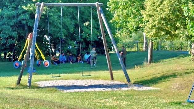 Auf dem Spielplatz in Lutzmannsburg griffen Soldaten am vergangenen Sonntag zeitig in der Früh ein Dutzend Flüchtlinge auf. (Bild: Christian schulter)