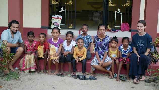 Johanna Klement aus Graz (rechts) mit ihrem Partner Chavez Selvaratnam (links) und Kindern in Sri Lanka (Bild: zVg)