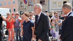 Bundespräsident Alexander Van der Bellen (Mitte) mit seiner Frau Doris Schmidauer und Landeshauptmann Thomas Stelzer (re.) in Eferding. (Bild: Andreas Maringer/eventfoto.at)