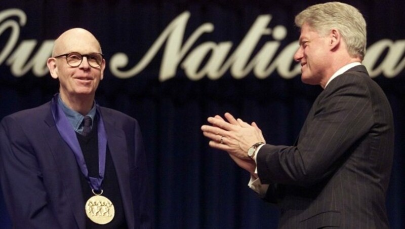 Bill Clinton überreichte Oldenburg im Jahr 2000 die National Medal of Arts. (Bild: AFP)