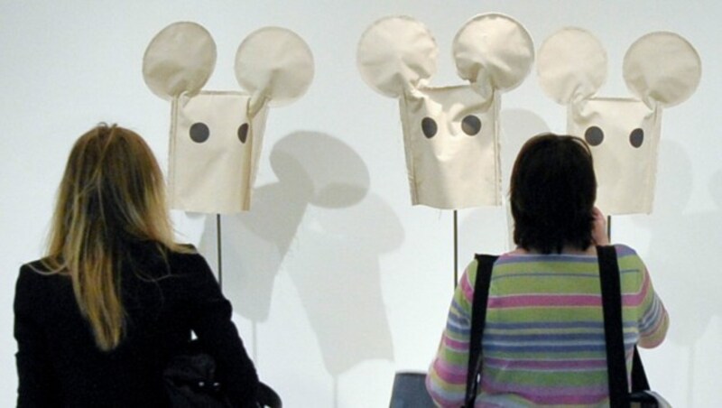 Ausstellungsbesucher betrachten Claes Oldenburgs Objekt „Moveyhouse Masks, 1965-2012“ im Februar 2012 im mumok in Wien. (Bild: APA/Herbert Neubauer)