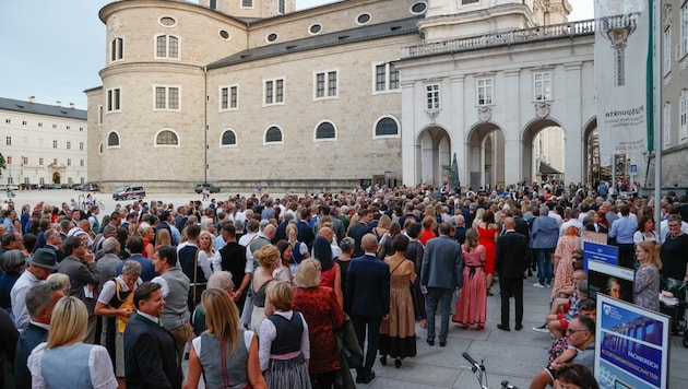 Bereits eine Stunde vor dem offiziellen Vorstellungsbeginn standen die ersten Gäste geduldig am Residenzplatz an (Bild: Tschepp Markus)