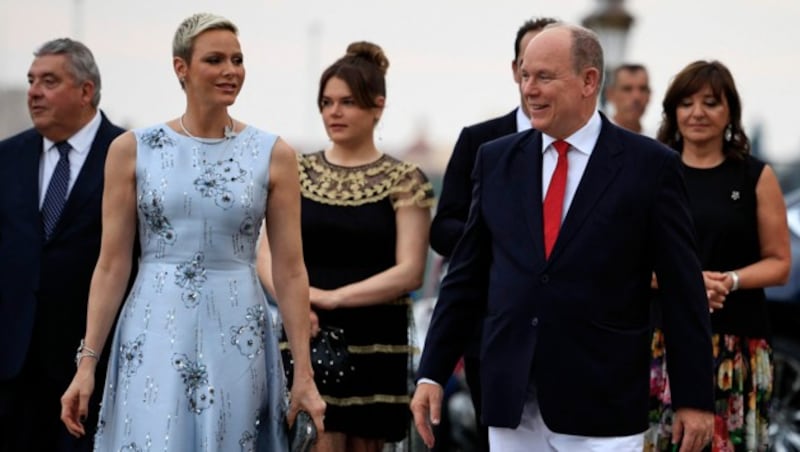 Fürst Albert, Fürstin Charlene und Prinzessin Stephanies Tochter Camille Gottlieb kommen gut gelaunt zum Rotkreuzball. (Bild: APA/Photo by Valery HACHE/AFP)