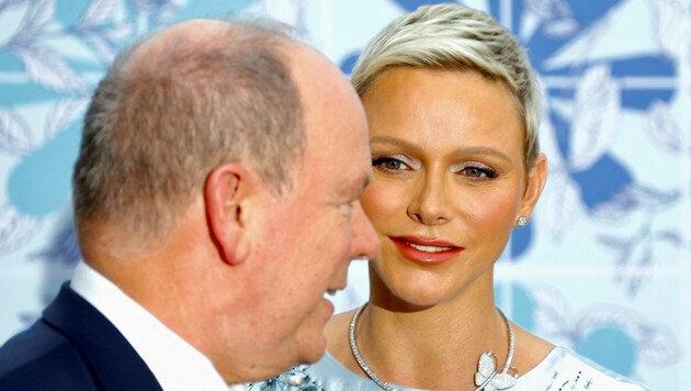 Fürst Albert und Fürstin Charlene lächeln sich beim Rotkreuzball in Monte-Carlo zu. (Bild: ERIC GAILLARD / REUTERS / picturedesk.com)