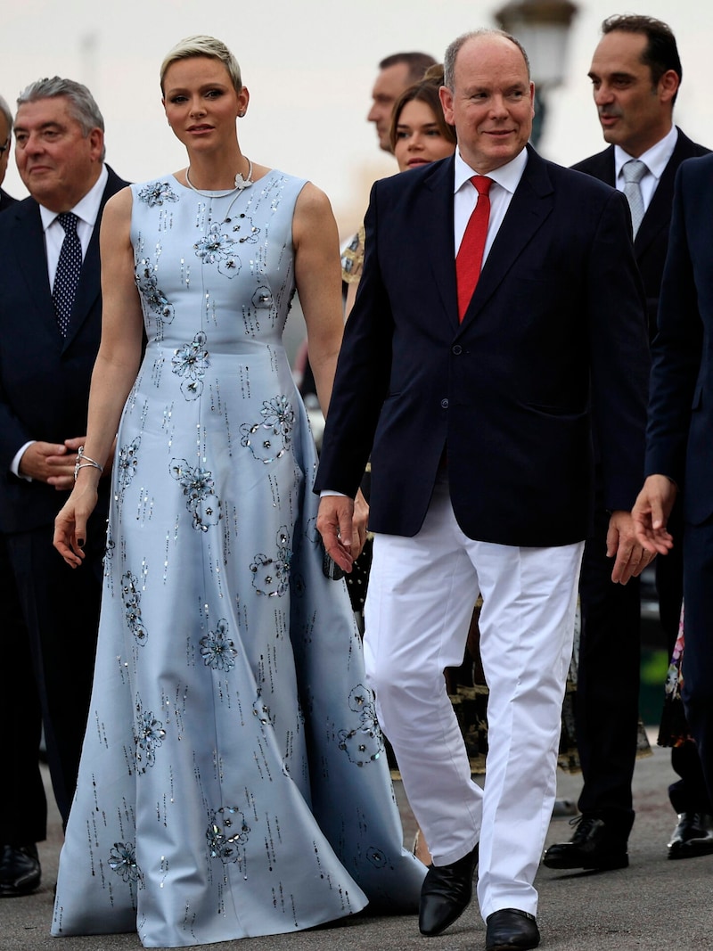 Charlene strahlt in einem blauen Blumenkleid (Bild: APA/Photo by Valery HACHE/AFP)