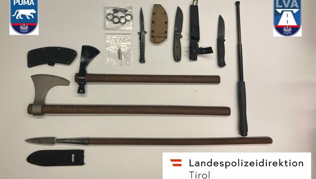 Zahlreiche Waffen und Drogen wurden in der Wohnung des Mannes sichergestellt. (Bild: Landespolizeidirektion Tirol)