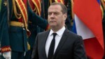 Der ehemalige russische Präsident Medwedew galt früher als liberal und ist inzwischen als Kriegstreiber berüchtigt. (Bild: APA/AFP/SPUTNIK/Yekaterina SHTUKINA)