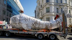 Der 10 Meter lange ‘Praterwal‘ wird, am Dienstag in Wien, mit einem Tieflader zum Wien Museum transportiert. (Bild: APA/FLORIAN WIESER)