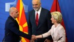 von links: Nordmazedoniens Premierminister Dimitar Kovacevski, Albaniens Premierminister Edi Rama und EU-Kommissionspräsidentin Ursula von der Leyen (Bild: AP Photo/Virginia Mayo)