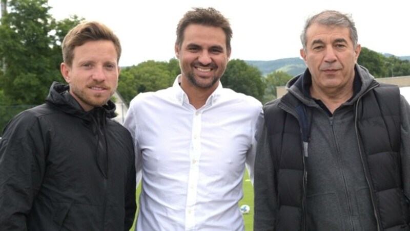 Florian Waitz von der Agentur „Match IQ“, Stefan Herzog von der Gemeinde Bad Erlach und Kicker-Legende Raschid Rakhimov (v. li.) besuchten das Celtic-Training.
 (Bild: DORISSEEBACHER)