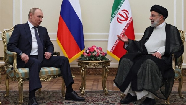 Der russische Präsident Wladimir Putin und der iranische Präsident Ebrahim Raisi (Bild: AFP)