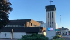 Die LED-Walls an beiden Seiten des modernen Kirchturmes der Pfarrkirche Sierninghofen-Neuzeug sind nicht unumstritten. (Bild: Gerhard Hütmeyer)