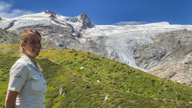 Sarah Wendl von den Nationalparks Austria vor dem Schlatenkees (Bild: Hannes Wallner )