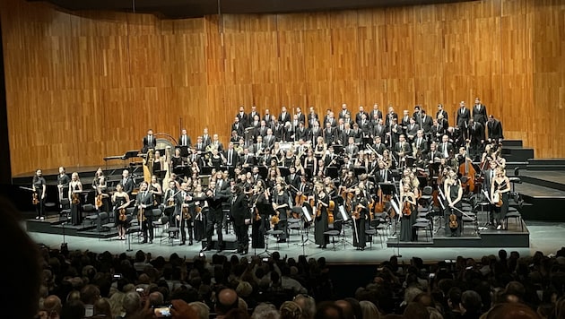 Die Künstler rund um Teodor Currentzis wurden Diesntagabend kräftig beklatscht. (Bild: Sebastian Steinbichler)