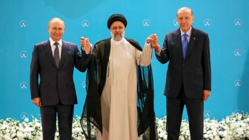 Autokraten unter sich: Putin traf in Teheran seine Amtskollegen Ebrahim Raisi und Recep Tayyip Erdogan. (Bild: AP)