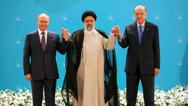 Der russische Präsident Wladimir Putin, der iranische Präsident Ebrahim Raisi und der türkische Präsident Recep Tayyip Erdogan beim Gipfeltreffen in Teheran (Bild: AP)