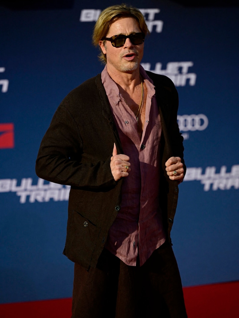 Der Schauspieler kam zur Premiere in Berlin in einem braunen, knielangen Rock und einer dazu passenden Jacke. (Bild: APA/Photo by John MACDOUGALL / AFP)