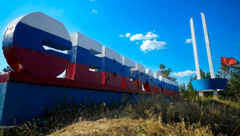 In Sjewjerodonezk im Gebiet Luhansk haben die Besatzer den Stadtnamen mit den russischen Farben übermalt. (Bild: AP)