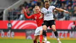 Rekordfrauen am Ball: Puntigam (li.) gegen die deutsche Ikone Popp im ersten von bislang zwei Test-Duellen - da gab’s 2016 ein 2:4! (Bild: GEPA)
